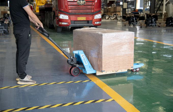 Cargador de paletas de mano hidráulico 2000kg acabado revestido de polvo azul 4